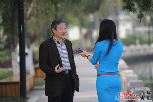 厦门市环保局党组书记谢海生接受记者采访