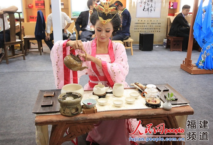 展会现场还有茶艺表演，向客商们展示茶文化 邹家骅摄