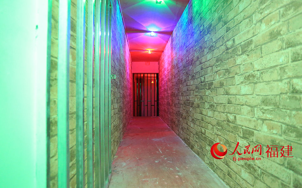 密室逃脱游戏间内布置巧妙,通过彩灯等设备渲