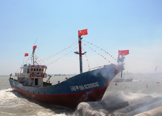 平潭渔业船舶检处监造的首艘渔船成功下水试航