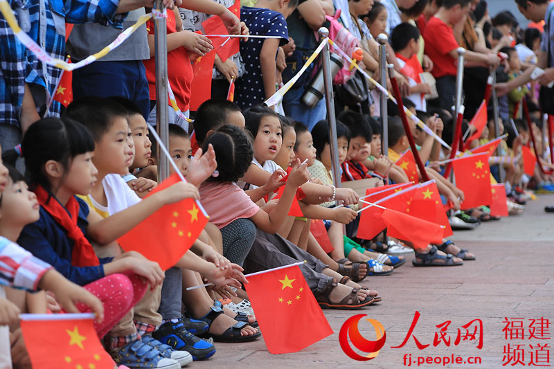 国庆65周年:万人齐聚福州五一广场观看升旗仪