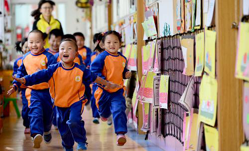 讓普惠性幼兒園遍地開花          從“有學上”到“上好學”，從“一位難求”到“家門口的放心園”，學前教育一步一個台階，百姓期冀逐步變成現實。