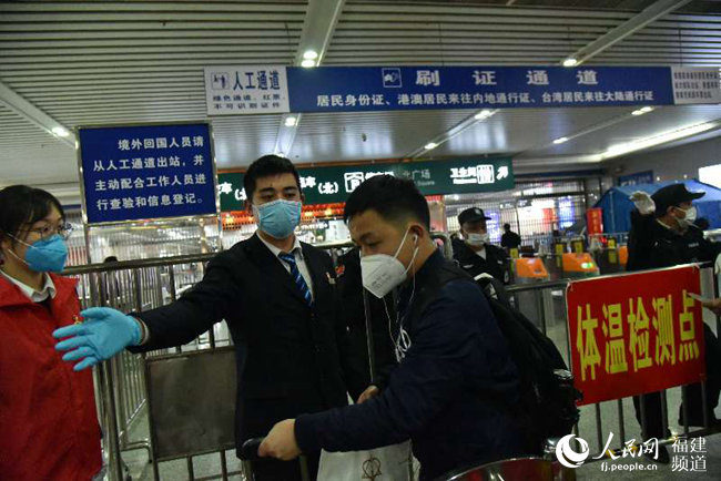 福州火車站客運工作人員正在引導旅客測溫。江曲攝