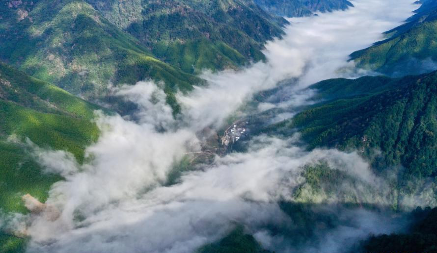 武夷斷裂帶峽谷內雲霧繚繞，村庄若隱若現。