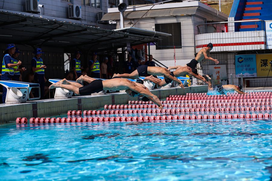 100米蛙泳比武中，參賽隊員奮力躍入泳池。龍岩市森林消防支隊供圖