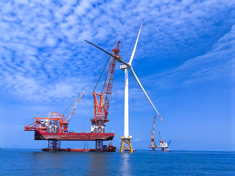 全球首台16兆瓦海上风电机组第三只叶片正在对接。记者刘晓宇摄