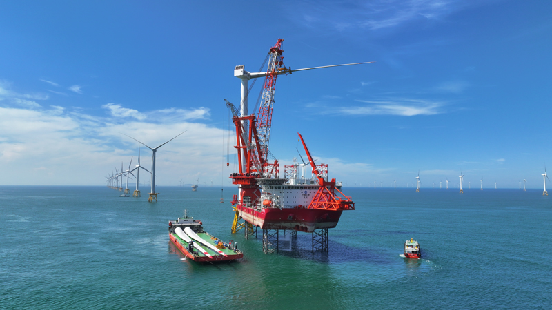 全球首台16兆瓦海上風電機組第三隻葉片正在對接。記者劉曉宇攝