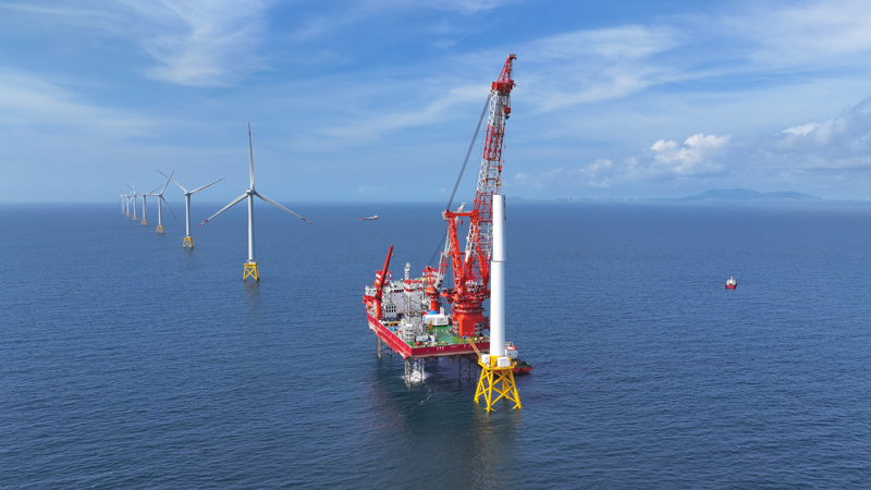 全球首台16兆瓦海上風電機組第三隻葉片正在對接。記者劉曉宇攝