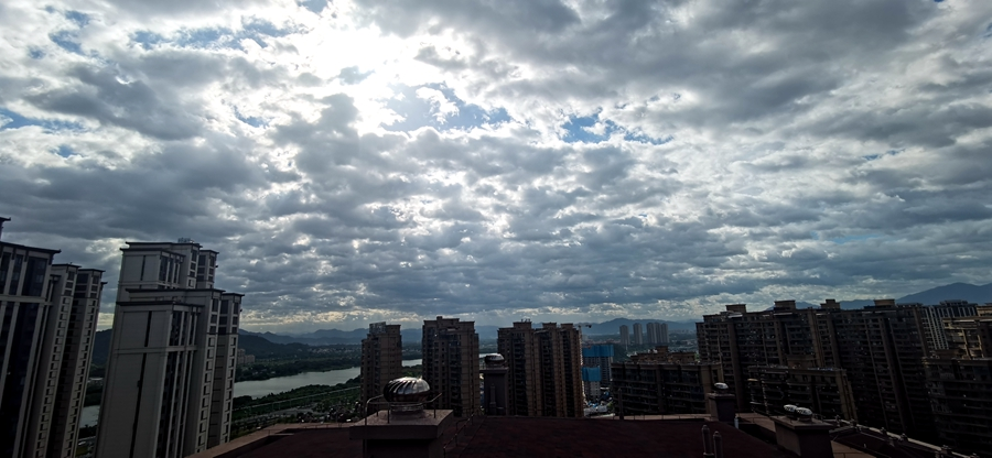 7月26日，台风来临前夕，漳州市区天空乌云密布。李昌乾摄
