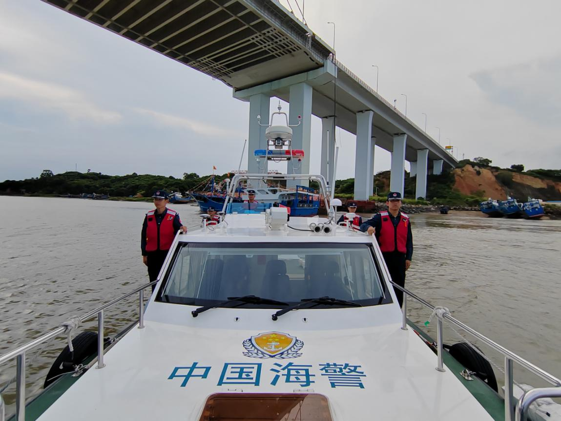漳州海警局执法人员正在厦漳大桥附近海域开展海上巡逻。漳州海警局供图