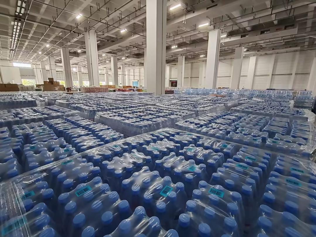 朴朴超市厦门总仓已调集大量饮用水。朴朴超市供图