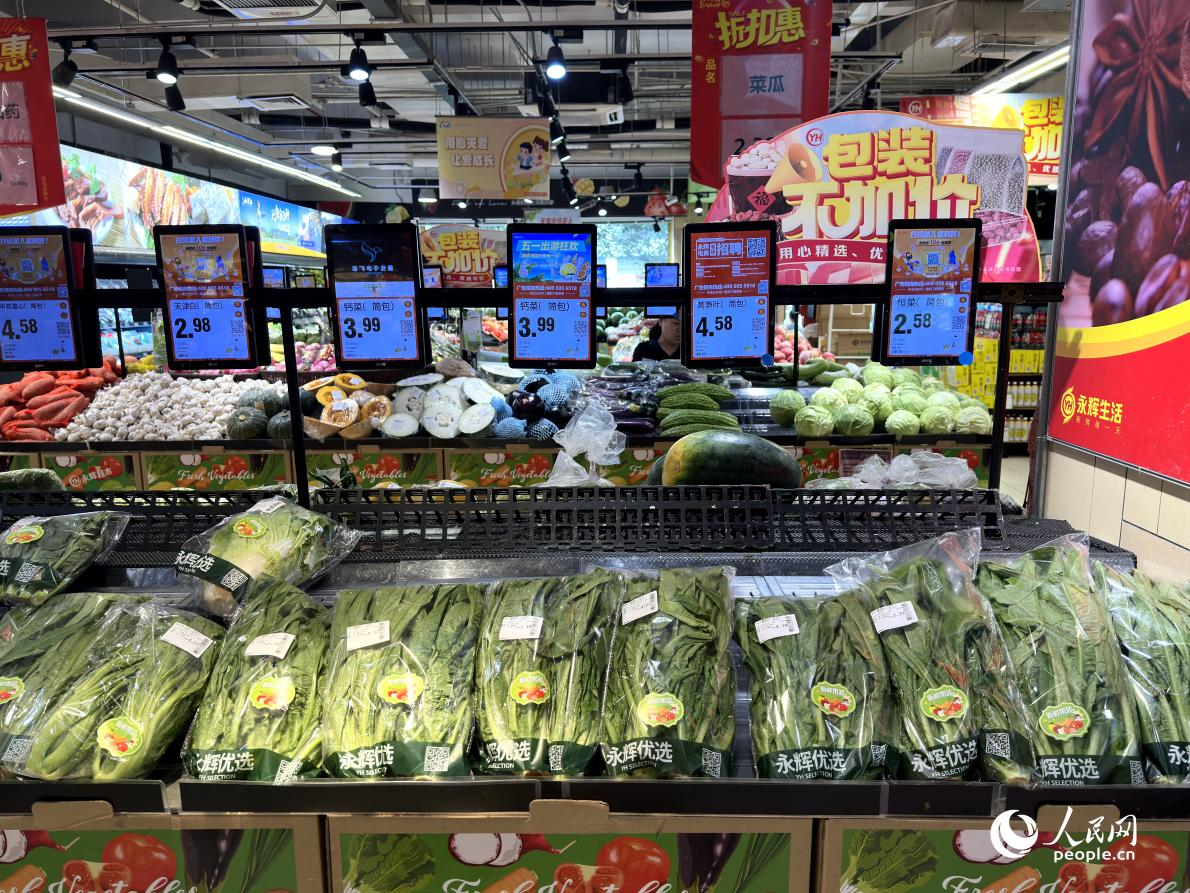 福州永辉超市门店蔬菜供给正常。人民网实习生 田欣禾摄