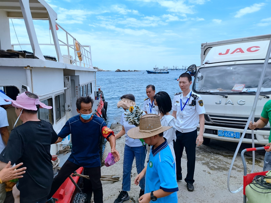 月25日，渡运停航前，漳州海事部门组织渔民乘船撤离上岸。漳州海事局供图