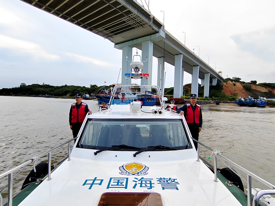 台风来临前夕，漳州海警部门组织在辖区海域巡逻。漳州海警局供图