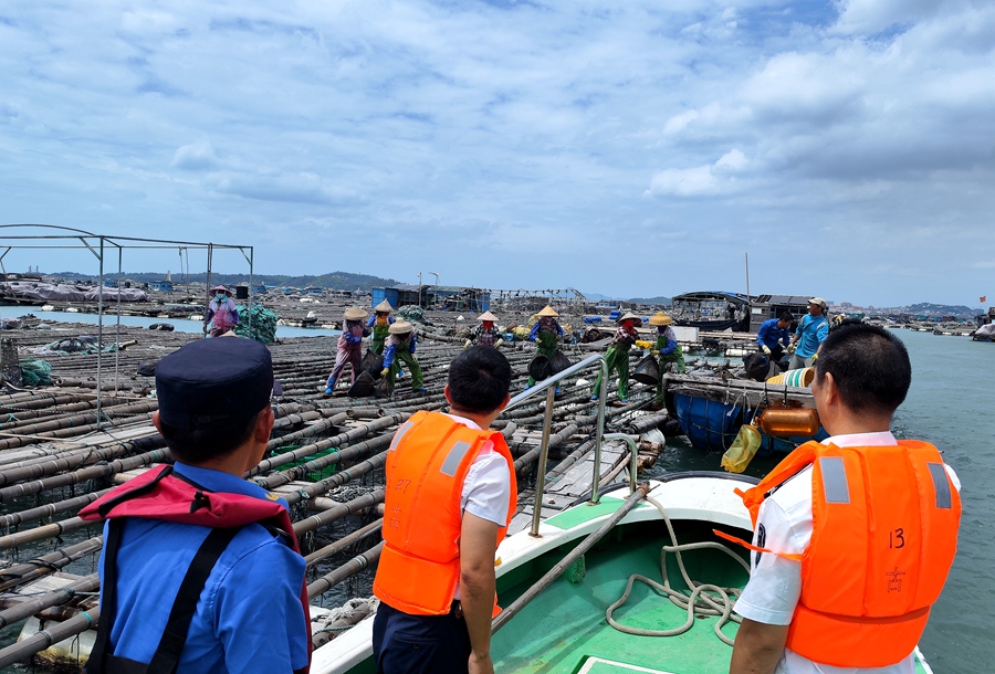 7月26日，漳州市海洋与渔业部门在养殖渔排指导渔民群众抢收减损，督促按时回港避风。漳州市海洋与渔业局供图