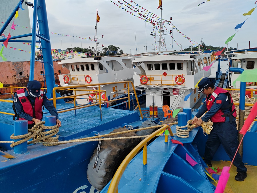 台风来临前夕，漳州海警局组织做好船体加固 。漳州海警局供图
