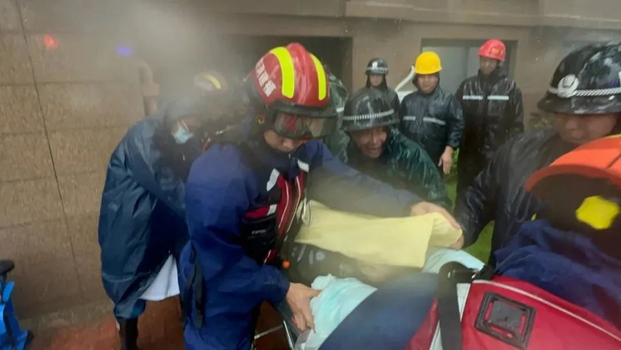 救助受伤女子。丰泽区融媒体中心供图
