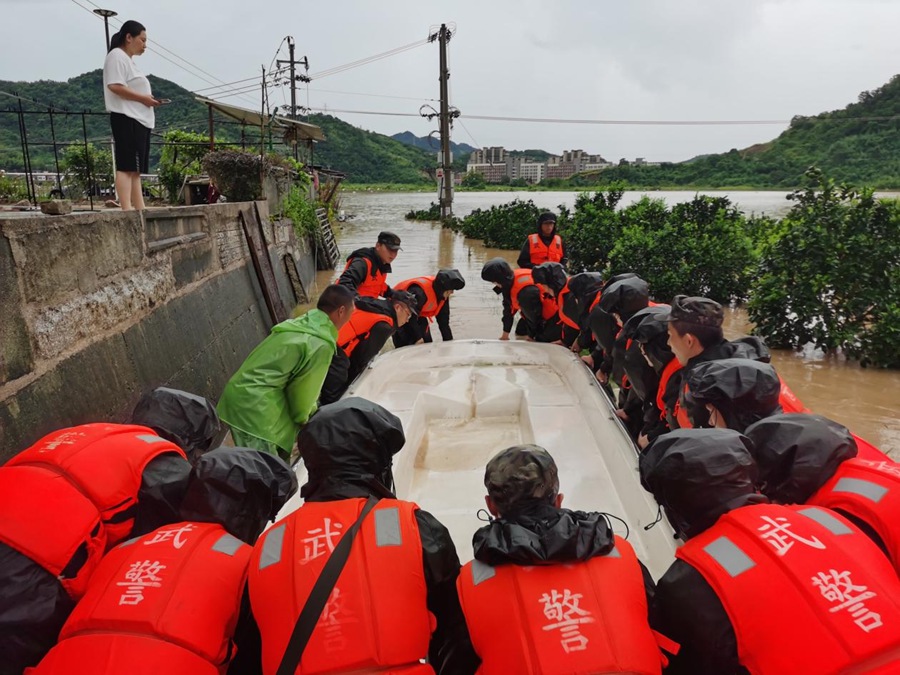 7月29日，福州连江，武警福建总队机动支队官兵利用冲锋舟展开救援。黄祖万摄