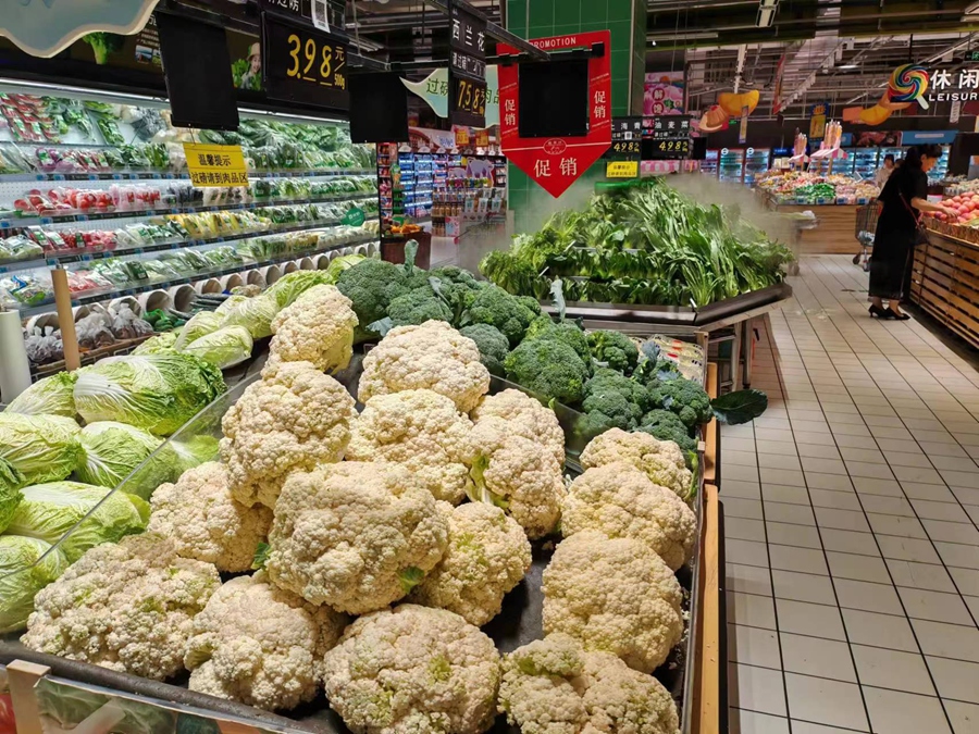 泉州市温陵路大润发超市生鲜区内蔬菜、肉品等农副产品种类繁多，数量充足。泉州市商务局供图