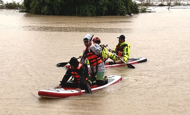 救援人员划着小艇开展搜救工作。连江县融媒体中心供图