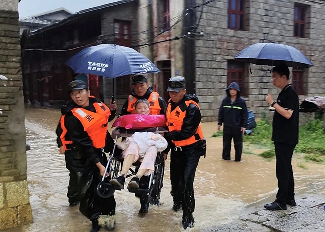 救助行动不便的受困群众。连江县融媒体中心供图
