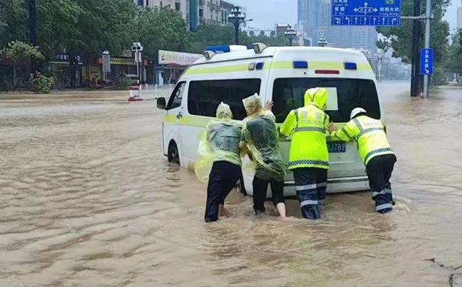 晋江交警合力将抛锚的救护车推离积水路段。泉州公安供图