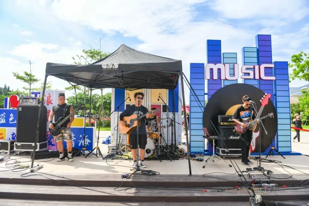 在壇南灣旅游集散中心的廣場上樂隊演奏原創歌曲。平潭文旅供圖
