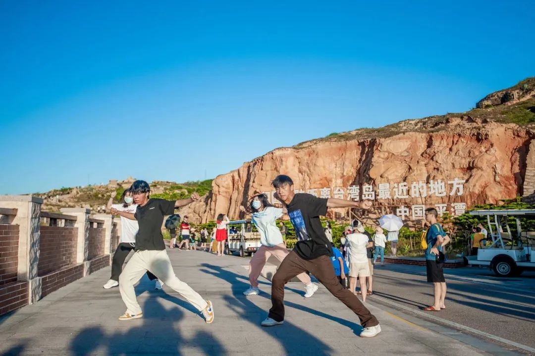 青年街舞表演團隊正在68海裡景區進行街舞。平潭文旅供圖