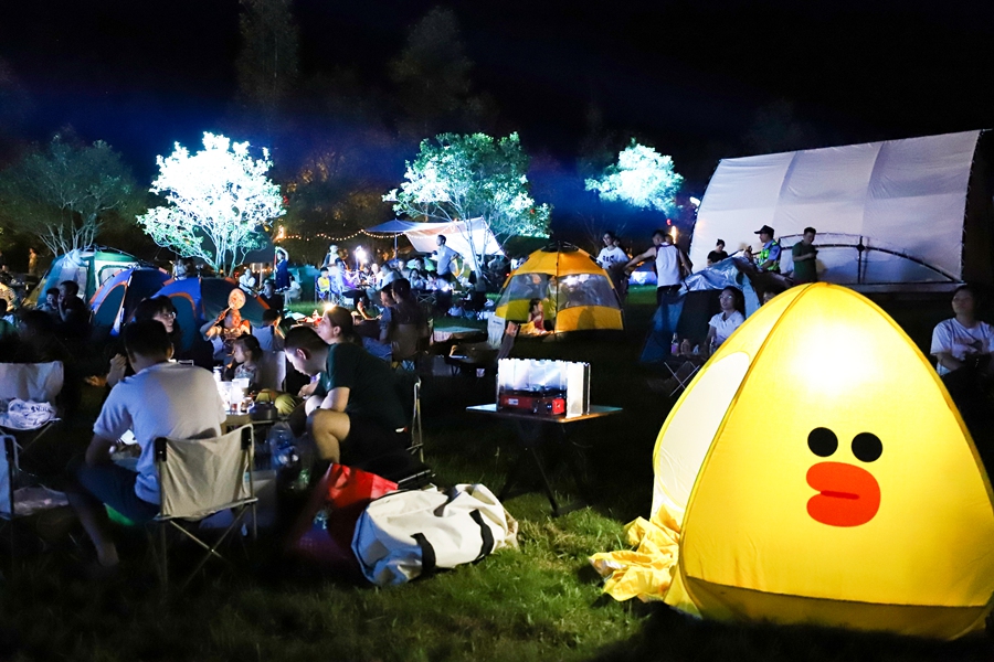 游客搭起帳篷、品著美食欣賞音樂。