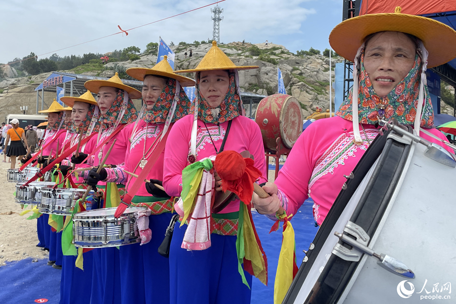 莆田南日岛上，身着渔女服饰的当地妇女欢送渔民出海。人民网记者 林盈摄