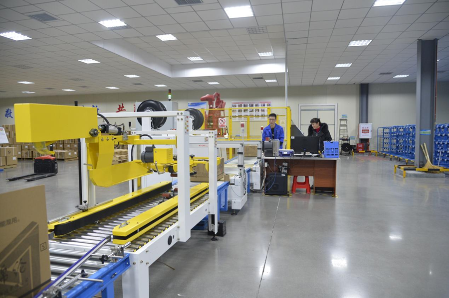 鑫森合纖機器人自動打包生產線。吳振湖攝