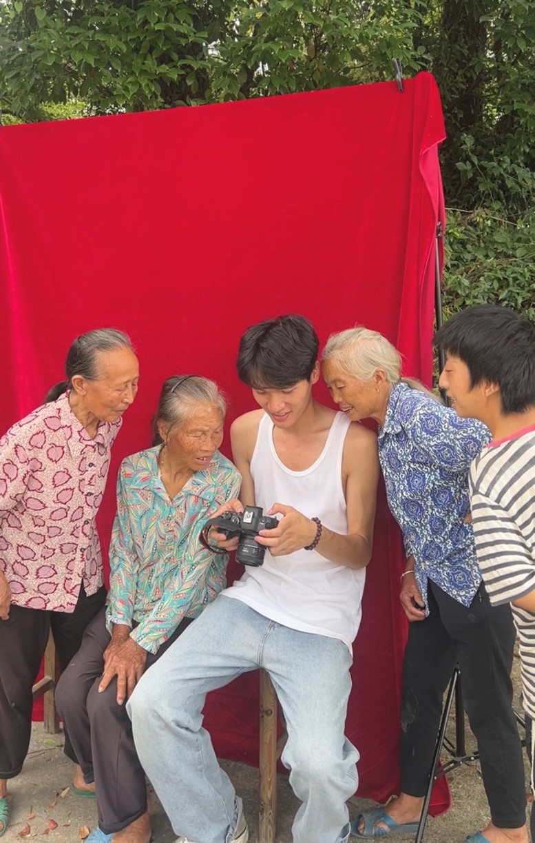 奶奶们挤在一起看相机里的照片。受访者供图