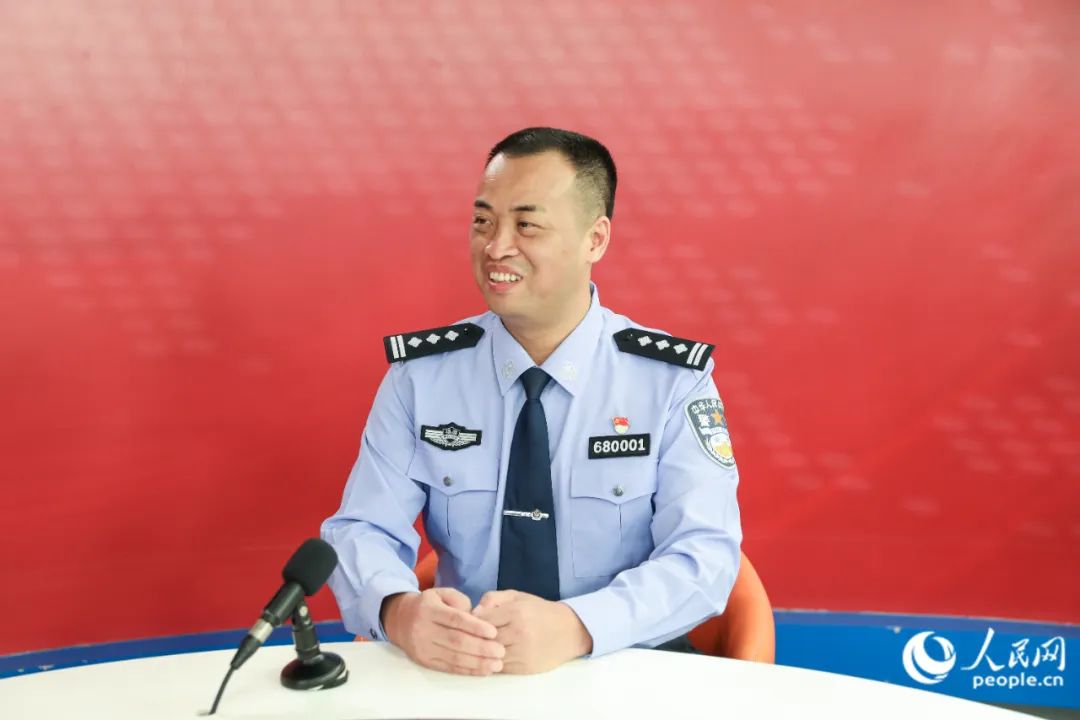 泰宁县副县长、公安局局长邓大钱接受人民网专访。人民网 陈永整摄