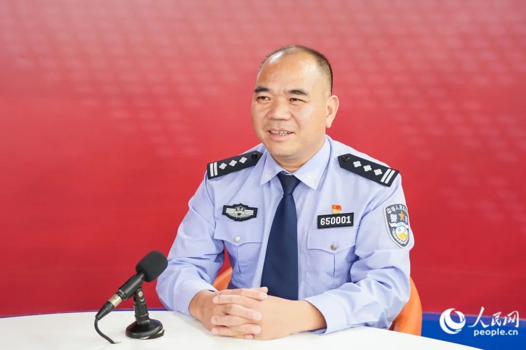 宁化县副县长、公安局局长汤有芬接受人民网专访。人民网 兰志飞摄