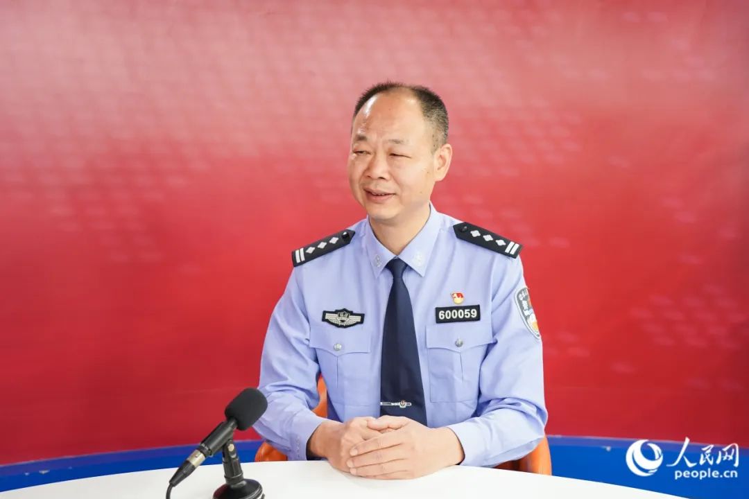 三明市公安局三鋼分局局長陳暉接受人民網專訪。人民網 陳永整攝