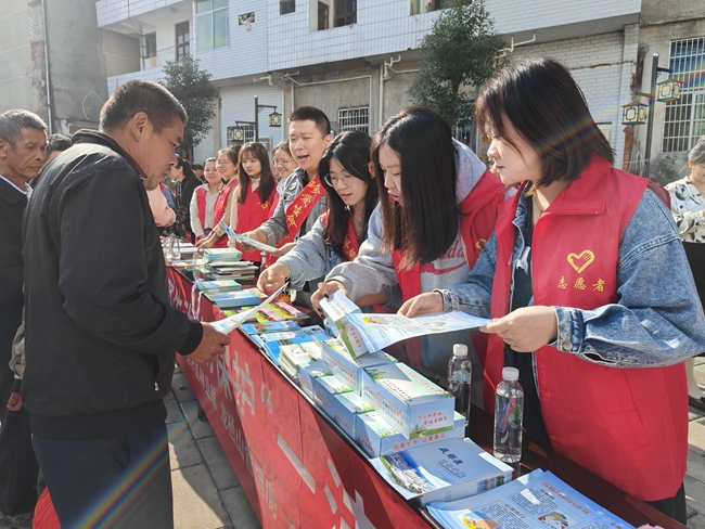 将乐县白莲镇青年志愿者在清廉广场开展志愿宣传活动。吴佩涵摄