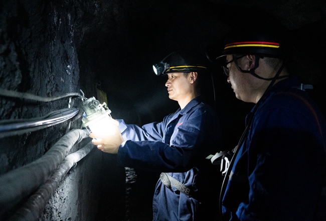 將樂縣媒礦公司組織安全員深入礦井檢查安全工作。董觀生攝