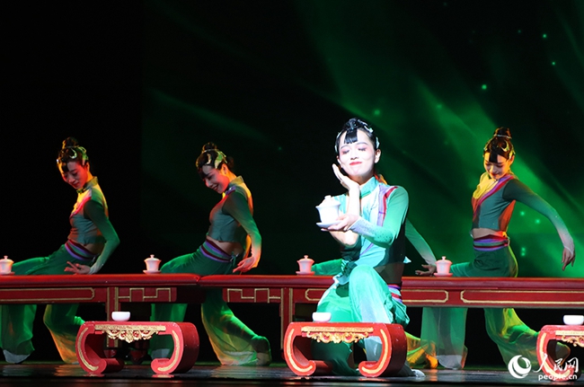 泉州歌舞剧院带来的节目《茶飘香》。人民网 黄东仪摄