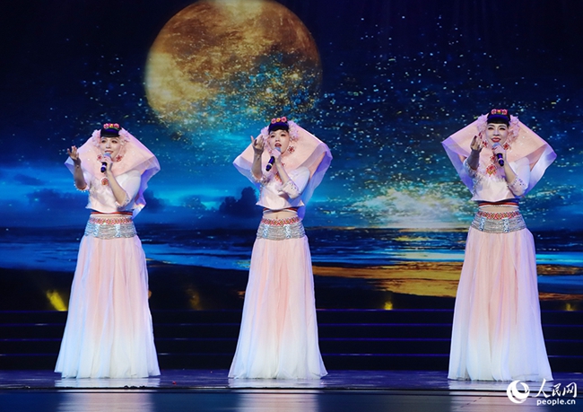 泉州歌舞剧院水姑娘组合倾情演绎歌曲《望春风》。人民网 黄东仪摄