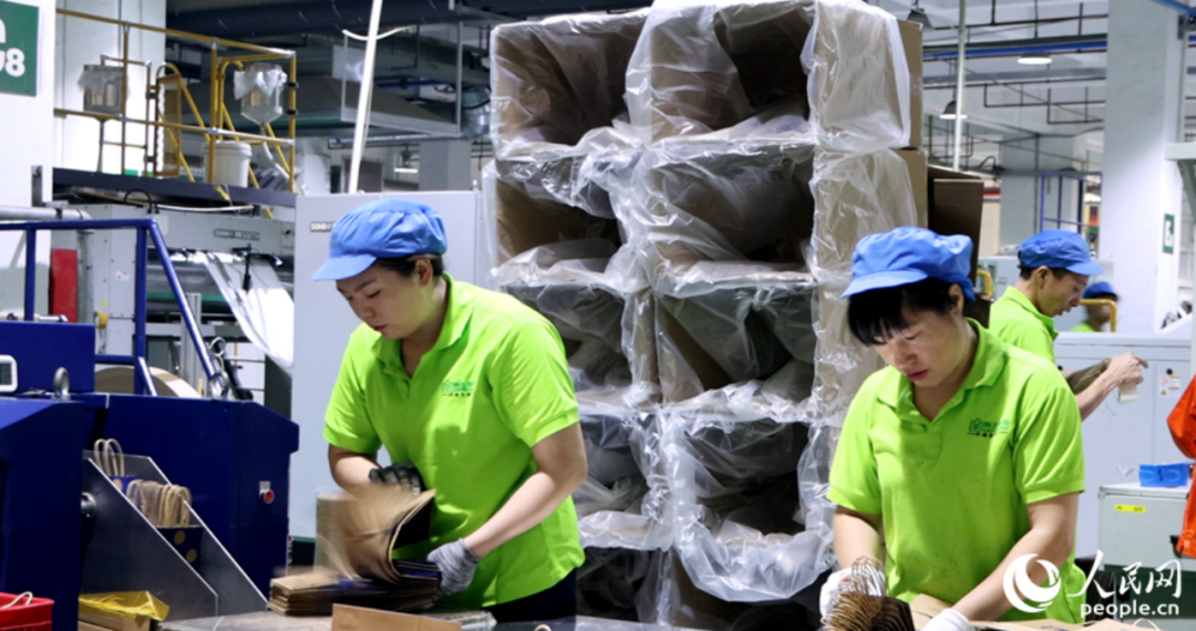 在南王科技環保手工車間，工作人員在進行生產。人民網記者 劉卿攝