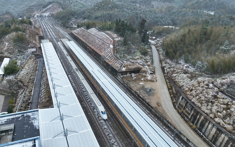 1月22日，列车疾驰在向莆铁路线上。 张海根摄