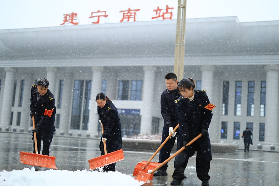 1月22日，在建寧南站，客運工作人員正在掃雪除冰。 曹剛攝