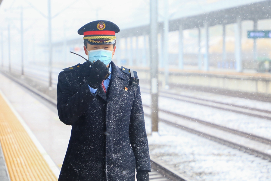 1月22日，在建寧縣北站，鐵路工作人員正在立崗接車。 庄鈺翔攝
