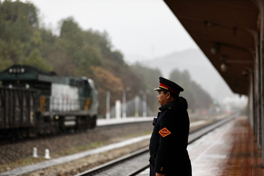 1月22日，在龙岩长汀站，助理值班员正在接发列车。傅艺鹏摄