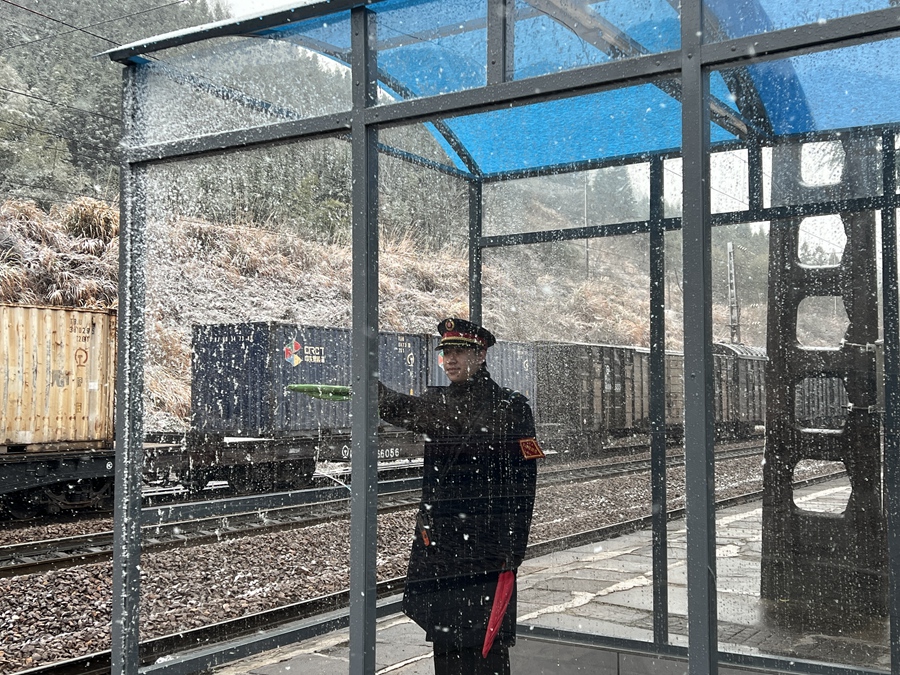 1月22日，在南平園岱站，助理值班員正在接發列車。張釗攝