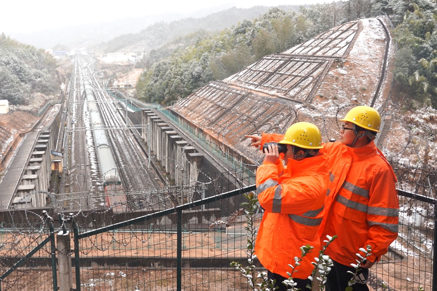 1月22日，在向莆铁路沿线，桥隧工人使用望远镜对高铁沿线进行检查。 潘友南摄