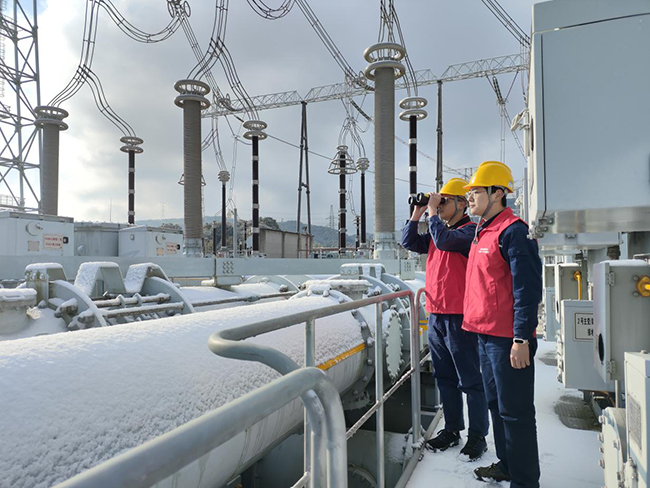 福建超高压公司运维人员在1000千伏榕城变电站对设备进行特巡。陈晓琳摄