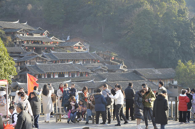 眾多游客在桂峰古民居的觀景台上拍照留念。吳振湖攝
