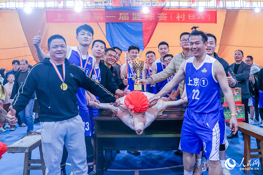 上京村第一代表队喜获冠军奖品——大肥猪。人民网 陈永整摄