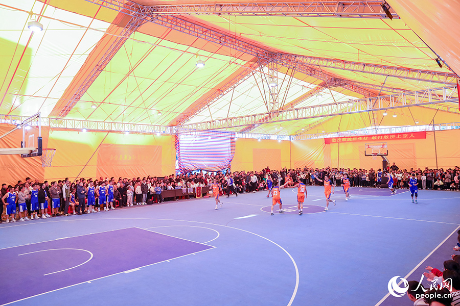 上京村臨時搭建“室內籃球場”用於本次賽事。人民網 陳永整攝